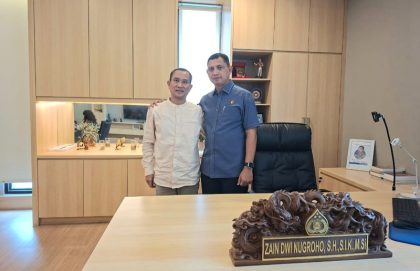 Wakapolda Banten Brigjen Pol Zain Dwi Nugroho, SH, S.Ik, M.Si (kanan) bersama teman satu Kampung di Kota Wali Demak. (Foto - Istimewa)