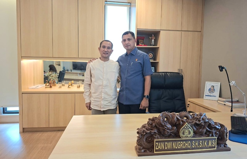 Wakapolda Banten Brigjen Pol Zain Dwi Nugroho, SH, S.Ik, M.Si (kanan) bersama teman satu Kampung di Kota Wali Demak. (Foto - Istimewa)