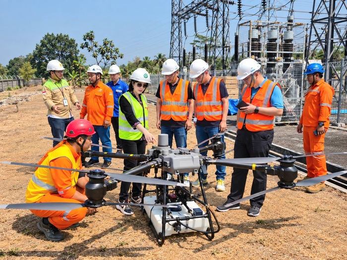 PT Duta Topkey Energi saat mendemonstrasikan teknologi drone cleaning insulator di lingkungan Unit External ULTG Yogyakarta, Selasa (13/10/2026). (Foto - DTE)