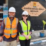 Novita Emilda dan Alex Xu dari PT Duta Topkey Energi saat mendemonstrasikan teknologi drone cleaning insulator di lingkungan Unit External ULTG Yogyakarta, Selasa (13/10/2026). (Foto - DTE)