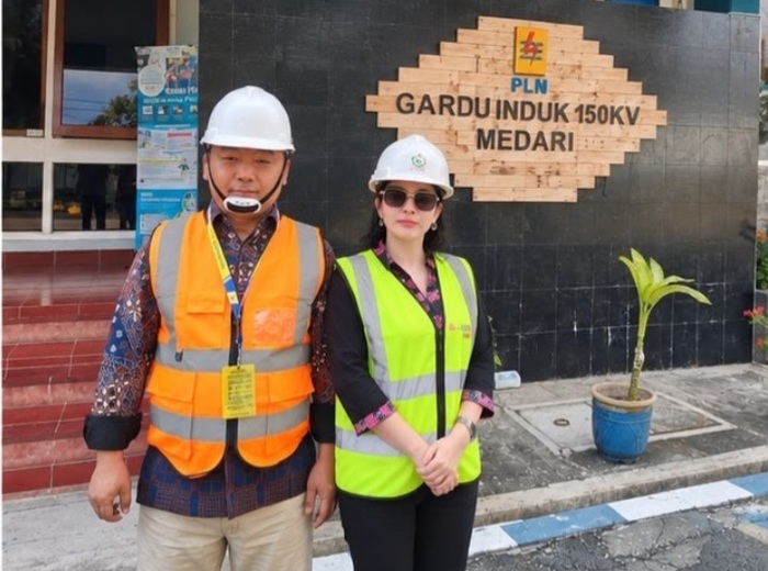 Novita Emilda dan Alex Xu dari PT Duta Topkey Energi saat mendemonstrasikan teknologi drone cleaning insulator di lingkungan Unit External ULTG Yogyakarta, Selasa (13/10/2026). (Foto - DTE)