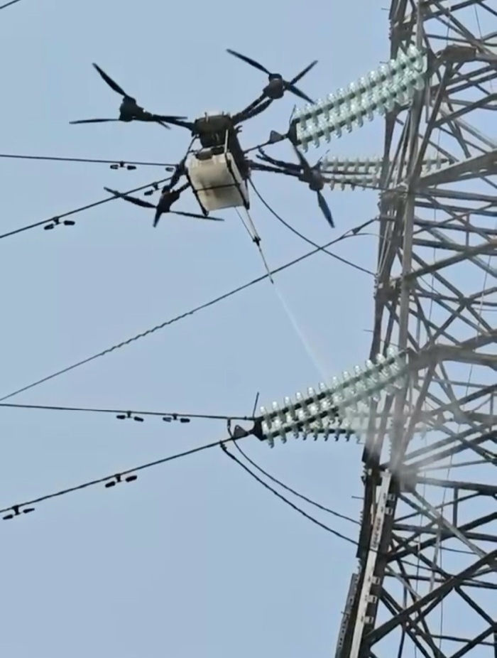 PT Duta Topkey Energi saat mendemonstrasikan teknologi drone cleaning insulator
di lingkungan Unit External ULTG Yogyakarta, Selasa (13/10/2026). (Foto - DTE)