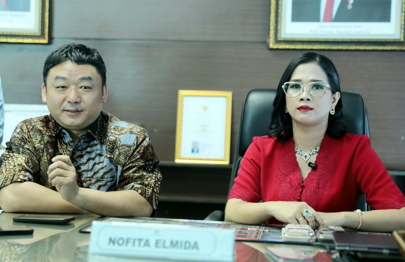 Novita Emilda dan Alex Xu dari PT Duta Topkey Energi saat jumpa pers terkait inovasi teknologi drone cleaning insulator di Jakarta, Rabu (14/10/2026). (Foto - Rezagrapher)
