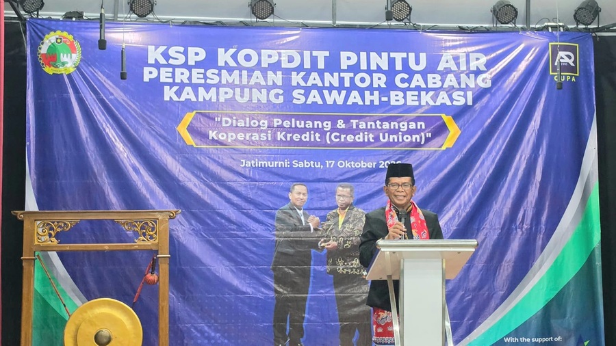 Ketua Pengurus Kopdit Pintu Air, Yakobus Jano, memberi sambutan saat peresmian Kantor KSP Kopdit Pintu Air Cabang Kampung Sawah Bekasi merupakan cabang ke-78, Sabtu (17/10/2026). 
