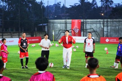 Shin Tae-yong Bersama dua mantan pemain Persija, Ismed Sofyan dan Atep Rizal, melatih 40 anak yang terpilih di LOTTE Bintang Muda Generasi Masa Depan 2026. (Foto: LOTTE)